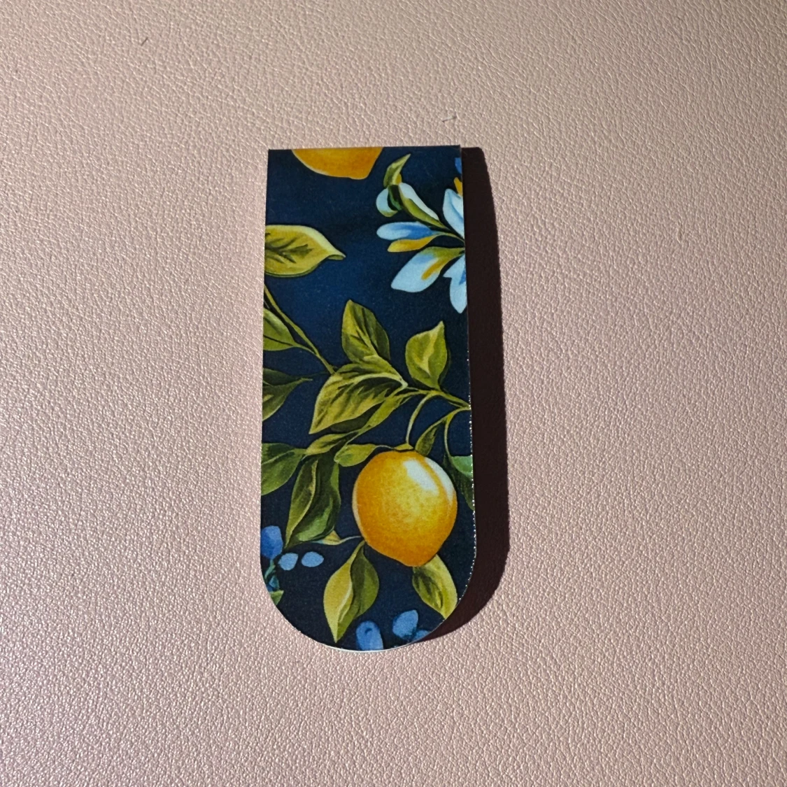 Magnetiskt handgjort bokmärke