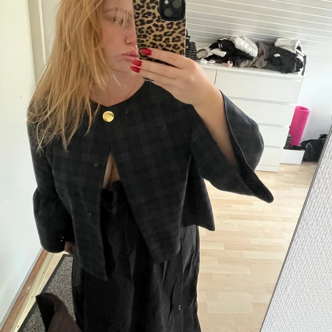 Svart rutig overshirt med guldknapp