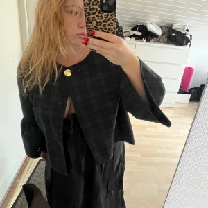 Svart rutig overshirt med guldknapp - Jätte söt kort jacka med lite vida armar, säljer då den är lite liten❤️Storlek L, men passar även S