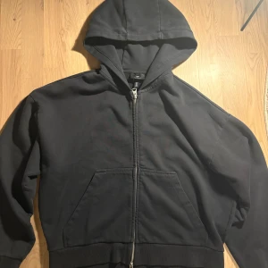 Svart oversized hoodie från H&M - Säljer den virala hm hoddien helt oanvänd. Tröjan har känguruficka och ribbade muddar vid ärmslut och nederkant. Perfekt för en chill och avslappnad stil.