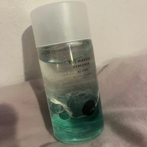 Eye Makeup Remover från Lyko - En tvåfasig ögonmakeup-remover från Lyko i en genomskinlig plastflaska med vit skruvkork. Innehåller 125 ml och har en snygg blågrön och klar vätskeseparation. Perfekt för att ta bort smink runt ögonen på ett skonsamt sätt. Oöppnad