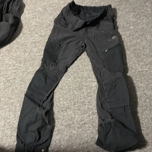 Svarta cargopants - Svarta cargopants i bra skick storlek 176