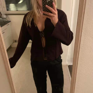 Tröja med knytning - Jättefin vinröd tröja från Gina med knytning i storlek S. Aldrig använd. 