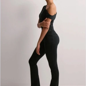 Svarta Cozy Chill Pants från Nelly - Svarta Cozy Chill Pants från Nelly med snörning. Byxorna har en tight passform upptill och lätt utsvängda ben. Mjukt material. Storlek Small och helt oanvända med lappen kvar💞slutsålda på hemsidan