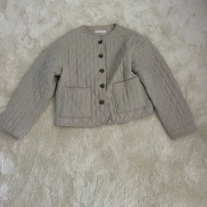 Beige quiltad jacka från Zara - Jacka från zara u superfint skick!