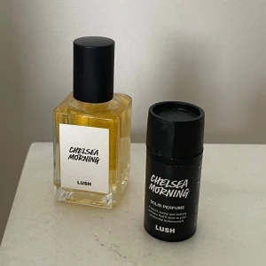 Chelsea Morning parfym duo - Chelsea Morning från Lush i både flytande och solid form. Perfekt för dig som vill ha en unik doftupplevelse hela dagen. Solid parfymen beskrivs som söt, solig och smörig, med toner som påminner om butterscotch.