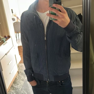 Cardigan från boggi Milano - Säljer denna tvärfeta cardigan från boggi Milano perfekt inför hösten🍂Modellen är ca 181 cm lång och väger 75 kg. Tveka inte på att kontakta mig vid minsta fundering🙌