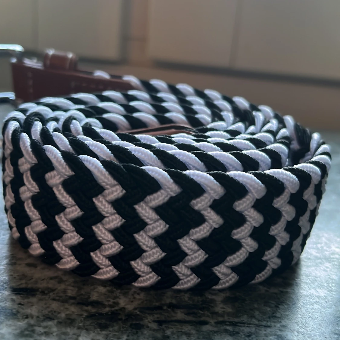 Svartvitt flätat bälte med skinnspänne - 1
