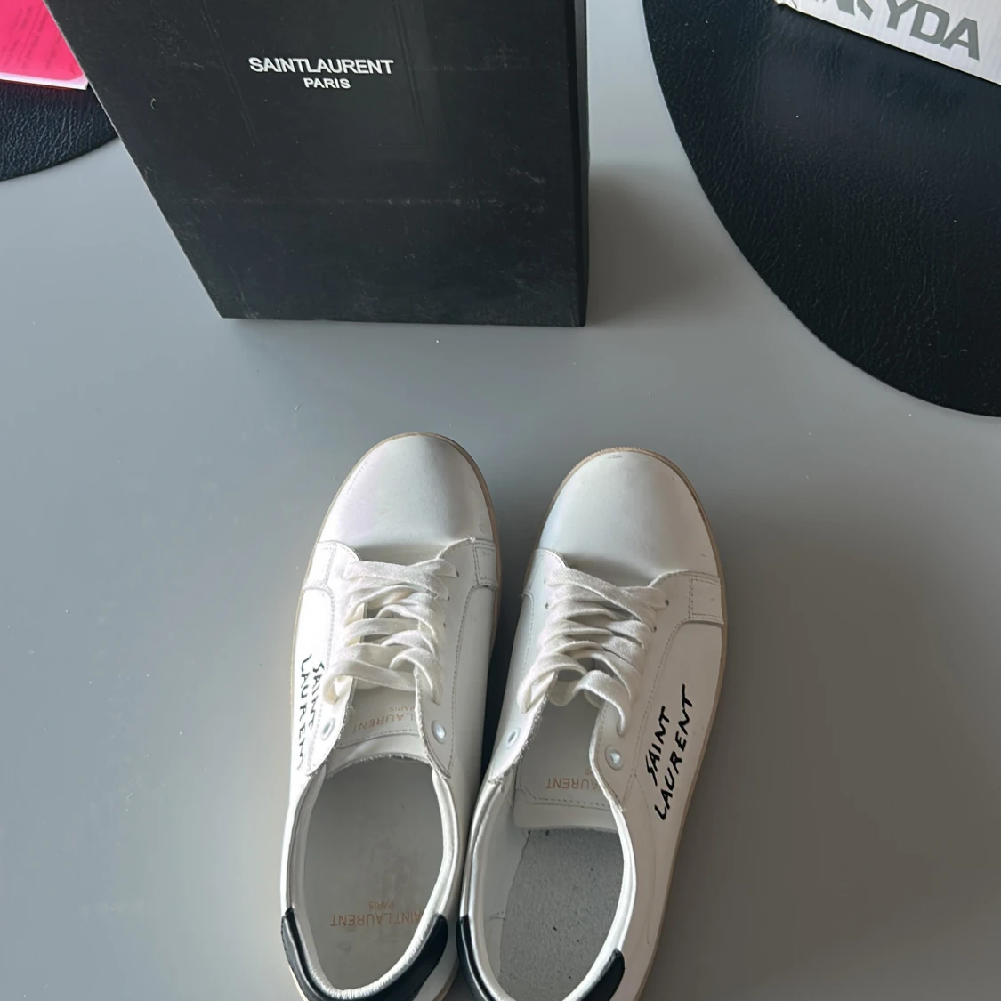 Saint Laurent vita sneakers i skinn - 1