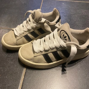 Adidas Campus sneakers 00’s - Säljer dessa campus adidas 00’s i storlek 37 1/3. De finns svarta snören till även. Det är använda med bra i kvaliten och inte så slitna !säljer då de inte kommer till användning längre 