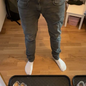 Grå Replay jeans Anbass - Säljer ett par gråa Replay jeans Anbass. Snygga i storlek 28/32!