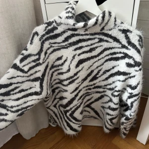 Zebra tröja - Säljer denna super snygga zebramönstrade tröjan som även är högre i kragen! 💕☺️ Knappt använd 