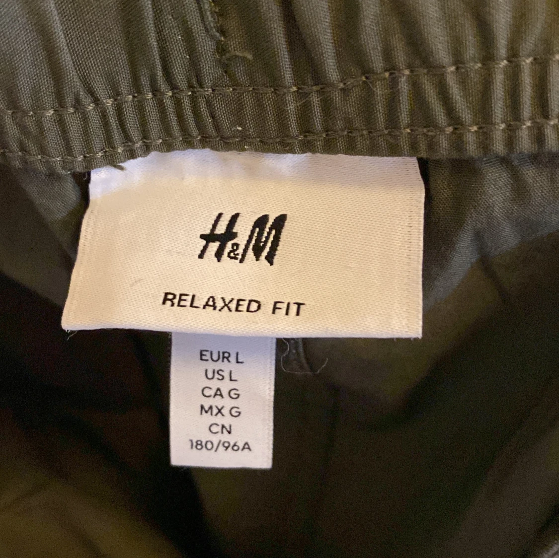 Olivgröna cargobyxor från H&M L - 1
