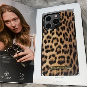 Wild Leopard Case for iPhone 13 Pro - Säljer ett helt nytt mobilskal från iDeal of Sweden i mönstret Wild Leopard. 	•	Passar iPhone 13 Pro 	•	Endast öppnat förpackningen, aldrig använt 	•	Felköp (skulle ha haft till iPhone 13 Pro Max)