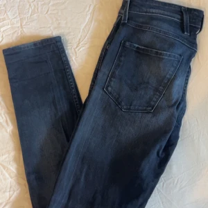 Replay anbass  - Replay anbass - Storlek: W29 L32 - Mycket bra skick - Nypris: 1799kr - Mitt pris: 399kr - hör av dig vid funderingar 💫