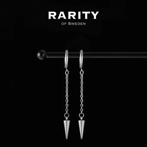 Quinn Earring - Silver: Unika rostfria örhängen med nitar - Otroligt snygga örhängen med nitar och kedja i rostfritt stål!! Örhängena är i fin silvrig färg och passar så bra för att piffa upp en outfit och lägga till en extra detalj🪽Likt alla andra våra smycken tål dessa örhängen vatten och håller sitt glans länge!! Vid frågor eller funderingar - välkommen att skriva till oss🪽