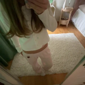 Ljusrosa mjukisbyxor med snörning - Säljer ett par ljusrosa mjukisbyxor med snörning i midjan och stora fickor framtill. Byxorna har en relaxed passform och är perfekta för chill dagar. Tillverkade i mjukt bomullsmaterial för extra komfort.