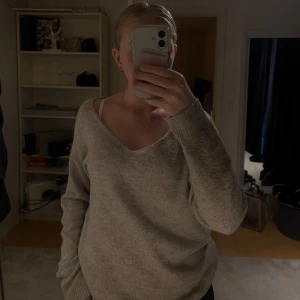 Stickad tröja - beige jättefin stickad tröja med v-ringning❣️