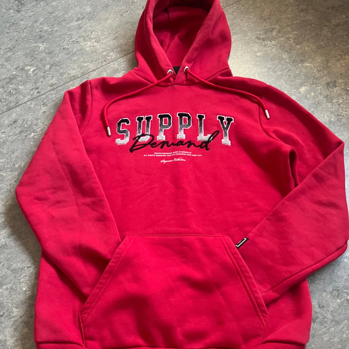 Röd hoodie från Supply & Demand