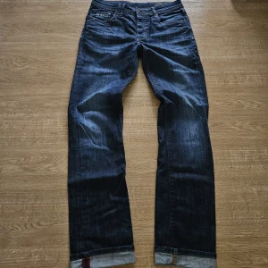 Snygga jeans från Koppartrans - Jeans från Koppartrans i storleken 32/34 men passar mig som brukar ha 29/34. Jeansen påminner om jeans från nudie.