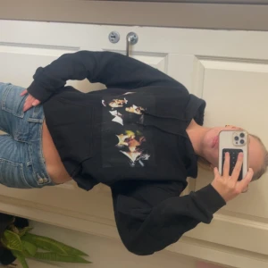 Svart hoodie med tryck - Jättesnygg svart hoodie med tryck,  köpt på urban outfitters och är som ny! Passar mig som är strl xs/s men funkar nog också på en M. 💕💕