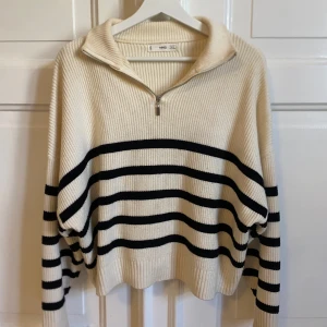 Randig stickad tröja från Mango - Snygg stickad tröja från Mango i beige med svarta ränder. Pris kan diskuteras!