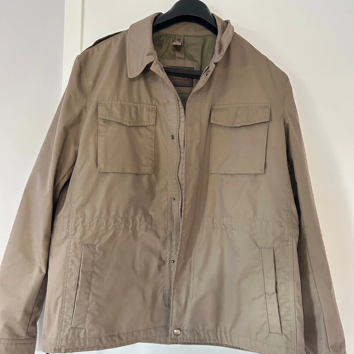 Beige jacka med  röd väst - 1