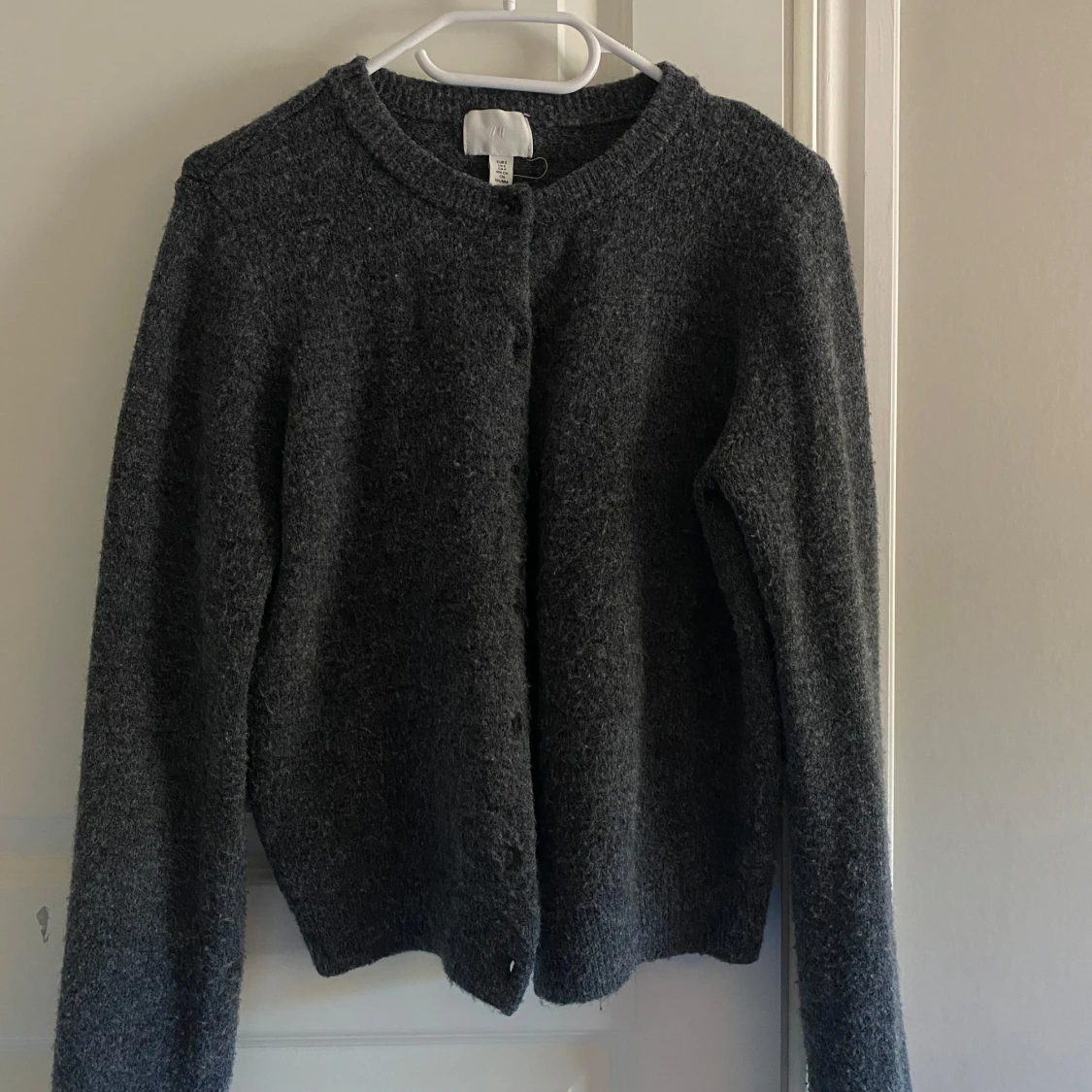 Mörkgrå kofta med knappar - 1