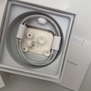 AirPods Pro - Apple AirPods Pro med laddningsetui och extra öronkuddar. Trådlösa hörlurar med aktiv brusreducering och hög ljudkvalitet. Komplett med originalförpackning och tillbehör, ser ut att vara i mycket gott skick utan synligt slitage.