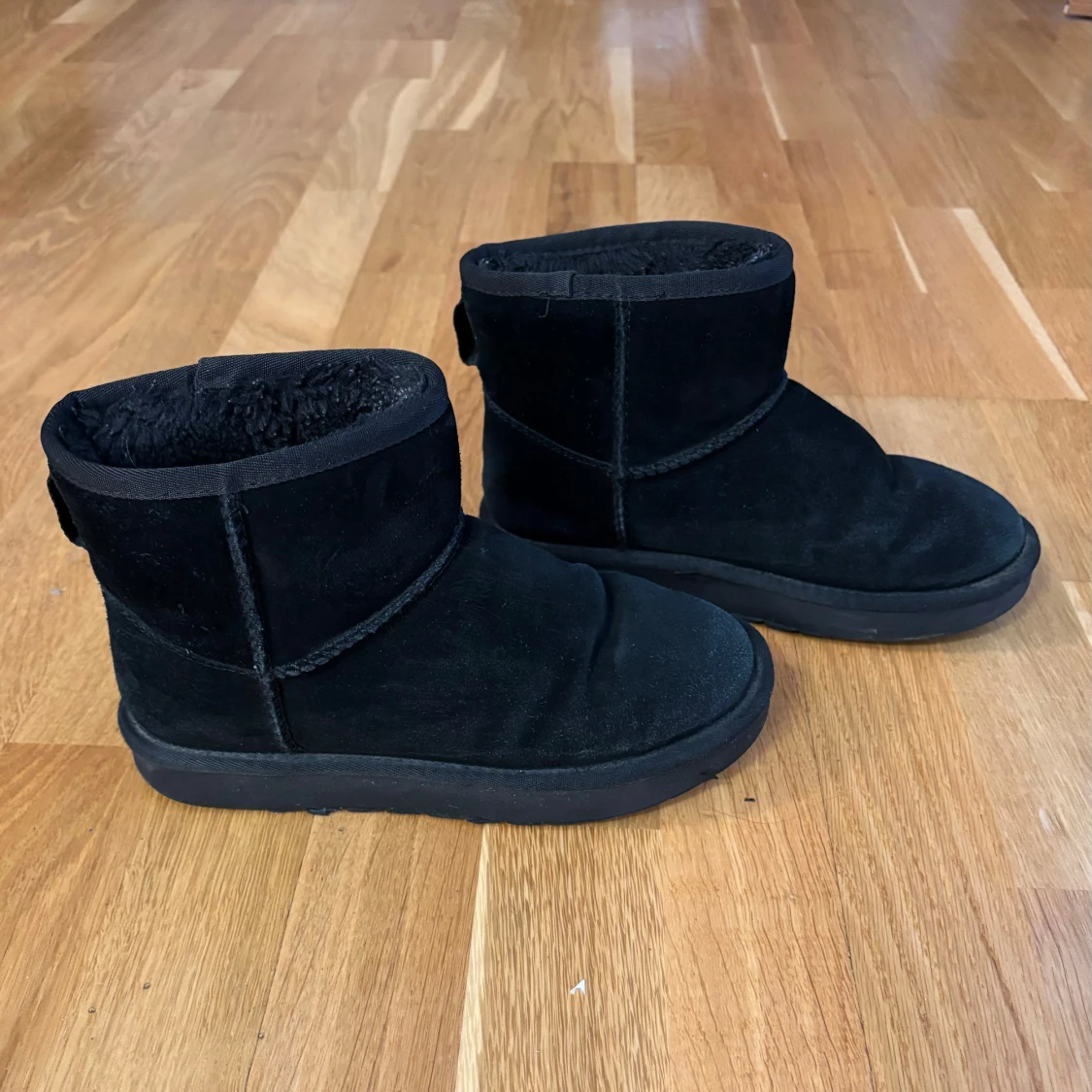 Svarta stövlar stövletter boots vinterskor höstskor skor lurviga läder mocka fodrade