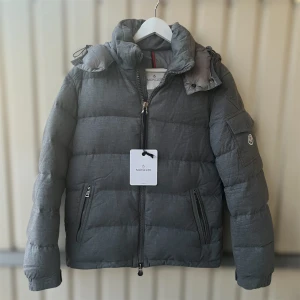 Moncler montgenevre  - Grå moncler montgenevre jacka i storlek 2 vilket motsvarar M | Skick 9/10 |Kvitto finns! Vid frågor är det bara att höra av sig!