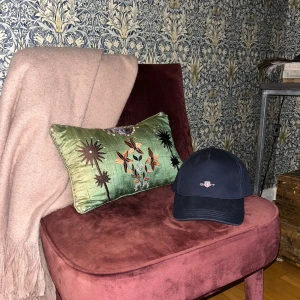 Mörkblå keps från Gant - Snygg mörkblå keps från Gant med böjd skärm och justerbart spänne bak i metall. Perfekt accessoar för en clean look. Använd ett fåtal gånger. Original keps 350kr. 