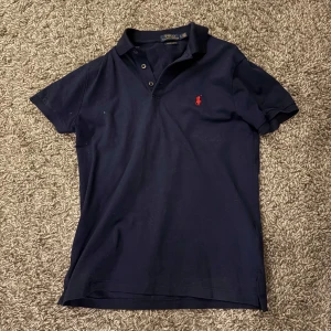 Ralph lauren pike - Mörkblå Ralph lauren pike i storlek S. Inga defekter.