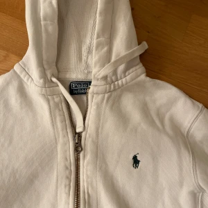 Vit polo zip up - En riktigt skön polo zip up. Den är i bra skick behöver bara strykas lite. Pris kan diskuteras