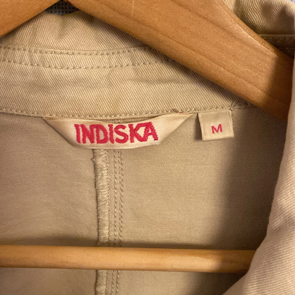 Beige overshirt med bälte från Indiska - 1