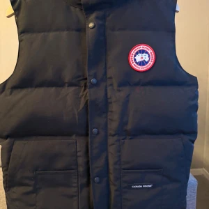 Canada goose väst, svart.  - Svart Canada goode väst. Storlek m. För föer bilder eller produkter adda snap: amadeus-08.  Fraktar alltid inom 24 timmer eller kan träffas i Stockholm. 