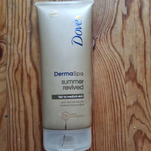 Dove DermaSpa Summer Revived bronzer - Dove DermaSpa Summer Revived är en bronzer för ljus till medium hudton. Ger en naturlig solkysst look med gradvis brun-utan-sol-effekt. Kommer i en beige plasttub med guldiga detaljer och återfuktar huden i upp till 72 timmar.
