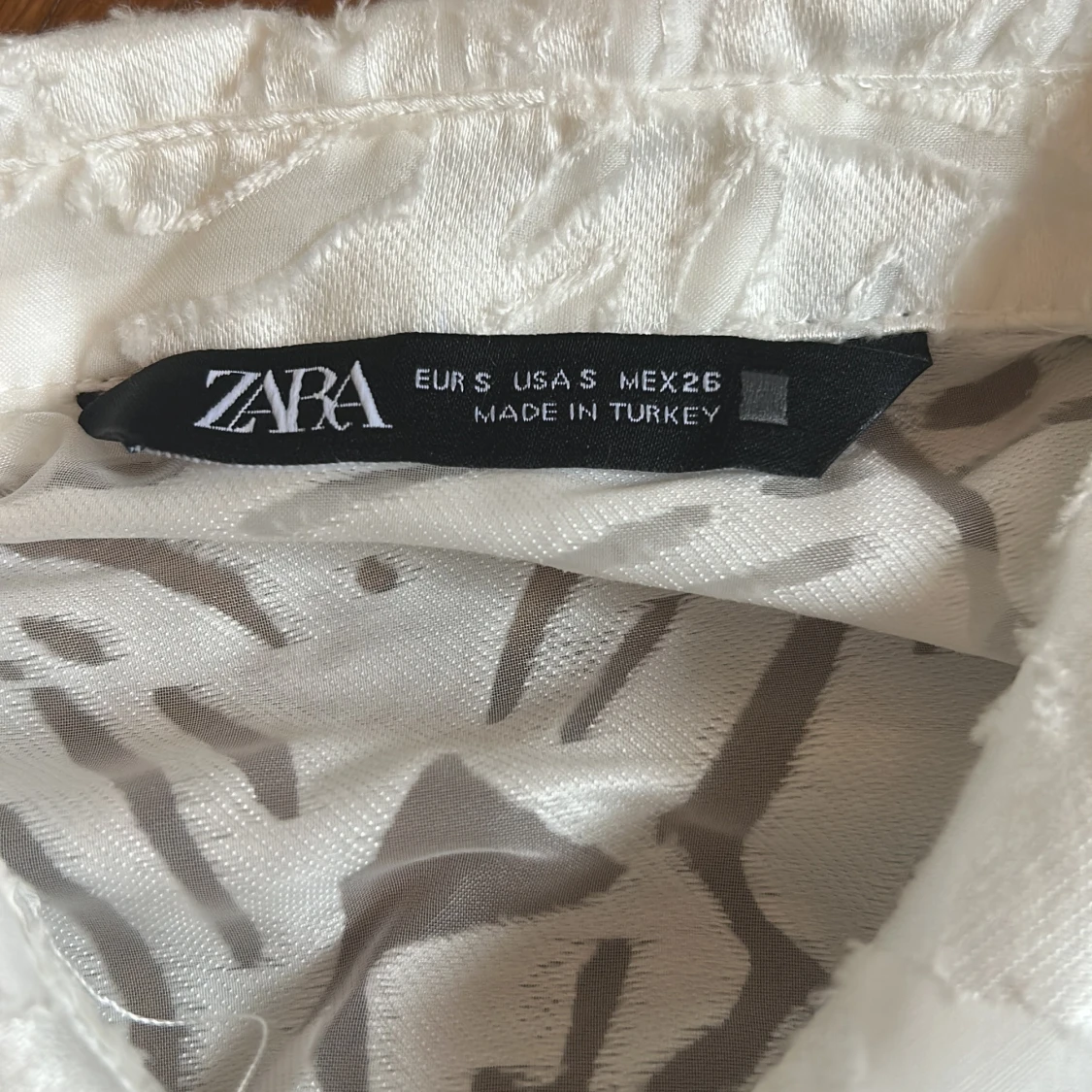 Vit mönstrad skjorta från Zara - 3