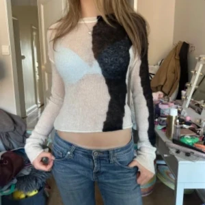 Vit weekday trendig tröja  - Säljer en populär och eftertraktad stickad topp ifrån weekday i beige med svarta och vita mönster. Toppens material är tunn stickad syntet och den har en figurnära passform. 