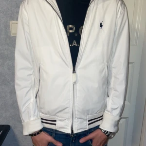 Vit cardigan från Polo Ralph Lauren - Snygg vit cardigan  från Polo Ralph Lauren perfekt nu till hösten skulle passa någon runt 178-186 skulle jag gissa storlek m hör av er om ni har några frågor eller funderingar tar även emot prisförslag 