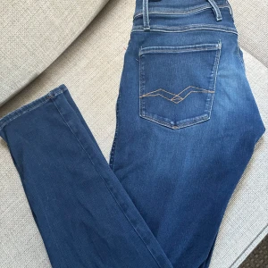 Replay anbass - Hej säljer nu dessa replay jeans då de inte kommer till användning, skicket är 8/10 och de är mörkblåa med en fade. Storleken är 31:32 och modellen på bilden är 187 och väger runt 75kg. Priset kan diskuteras.