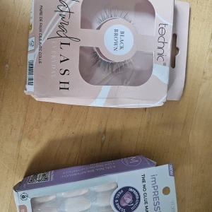 Technic lösögonfransar Black Brown - Snygga lösögonfransar från Technic i färgen Black Brown. Fransarna har en naturlig look och kommer i en rosa förpackning. Perfekta för att ge ögonen extra volym och längd. Innehåller ett par fransar och lim.