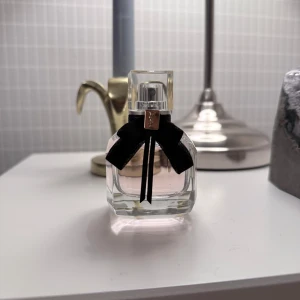 YSL Mon Paris 30ml Eau De Parfum - Yves Saint Laurent (YSL) Mon Paris 30ml. Nästan oanvänd påriktigt, doften håller länge