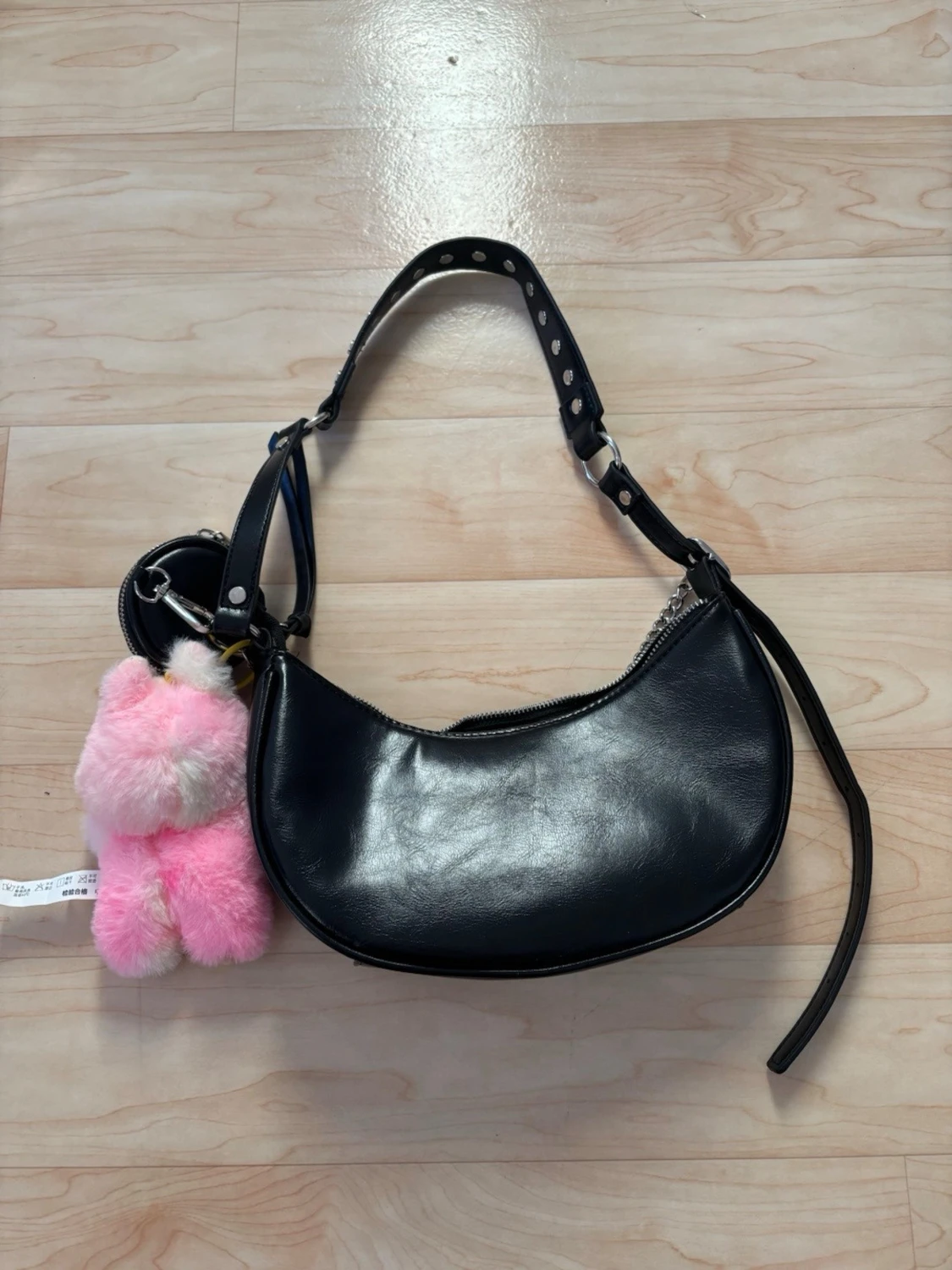 Svart axelväska med nitar och kedja - 1