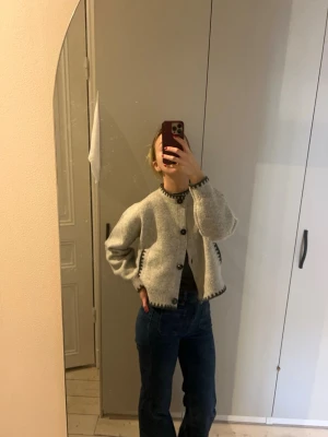 Ljusgrå kofta - Säljer denna supertrendiga ljusgråa koftan i storlek Xs. Inköpt i Spanien. Jättefina detaljer och varm.