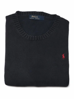 Mörkblå stickad tröja Polo Ralph Lauren StorlekXL obs fläck - Klassisk mörkblå stickad tröja från Polo Ralph Lauren i storlek XL. Tröjan har rund halsringning, ribbade muddar och den ikoniska röda logotypen broderad på bröstet. Perfekt för dig som gillar stilrena och tidlösa plagg.