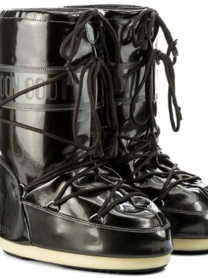 Svarta Moon Boots  - Säljer ett par klassiska svarta Moon Boots i modellen Icon Vinile Met. Perfekt till afterskin⛷️❄️🍻💗nypris är 2495kr