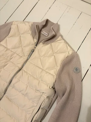 Moncler Cardigan Tricot - Moncler Cardigan Tricot✔️M✔️ Mycket fint skick✔️Gås Dun✔️ Skriv vid minsta fråga eller fundering✔️