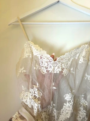 BODY INTIMISSIMI  - Fantastiskt vacker vit body från Intimissimi med exklusiv brodering. Elegant, feminin och tidlös – perfekt både som statement-plagg och under kavaj eller stickat. En riktig garderobsfavorit. Storlek M och aldrig använd! 