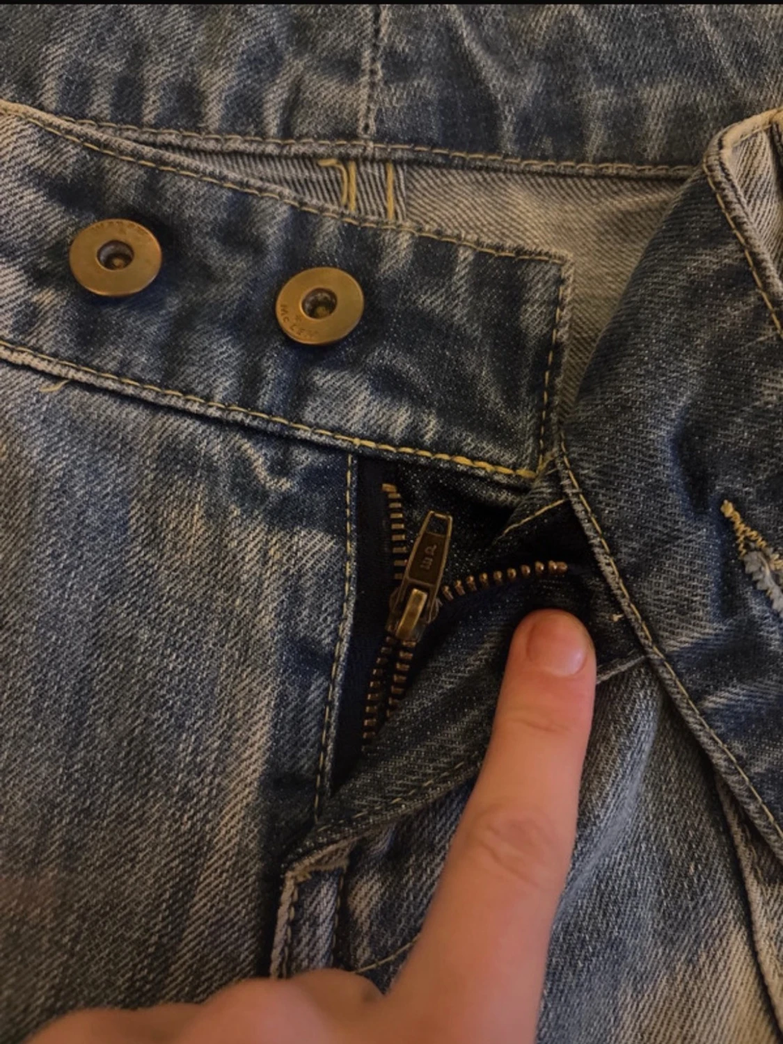 Blå jeans med as snygga fickor  - 3